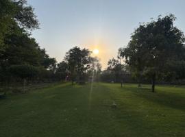 Aaliya Farm House, Hotel in Dhauj