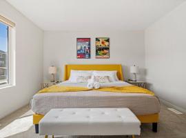4 Bedroom Detached Home with Free Parking, Netflix, King Size Bed & Portable AC, Hotel in Calgary