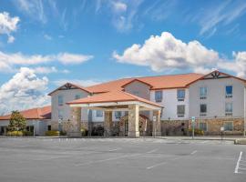 Quality Inn & Suites Monterey I-40, hotel in Monterey