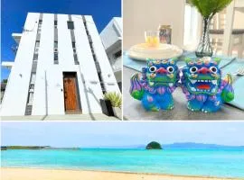 家族やグループで満喫-海まで1分の白いプライベートヴィラ-White Cube Yagaji Okinawa