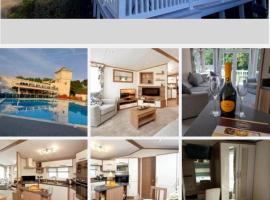 Family breaks at Rockley Park with Prosecco and a box of chocolates on arrival, hôtel à Poole