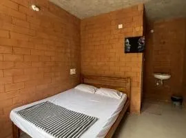 Auro Waves Rooms & Hostel