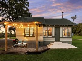 Cozy Cabin Hideaway in Lush Greenery with Lakefront Views in Madill, Oklahoma, hotel a Madill