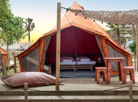 Stylish Glamping Tent Stay with Shaded Terrace & Ambient Lighting in Faro District, Portugal, hotel i Faro