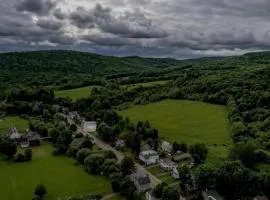 Peaceful Village Retreat Blending Rustic Charm with Modern Style in Bovina, New York
