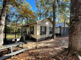 Scenic Waterfront Cabin with Covered Porch Overlooking Private Pond near Zwolle, Louisiana, hotell i Zwolle