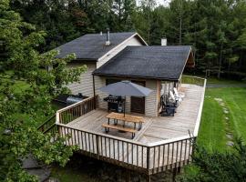 Cozy Cabin Retreat with Fire Pit, Sauna & Game Room in Franklin, New York, hotel en Franklin