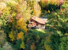 Rustic-Chic Escape with Hot Tub, Fire Pit & Scenic Views in Pine Hill, New York, hotel di Pine Hill