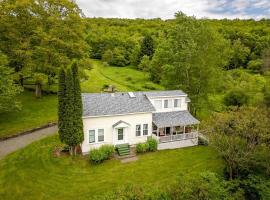 Elegant Farmhouse Getaway with Meadow Views & Outdoor Space in Treadwell, New York, hotel en Treadwell