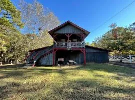 Charming Cabin with Scenic Wooded Views near Zwolle, Louisiana