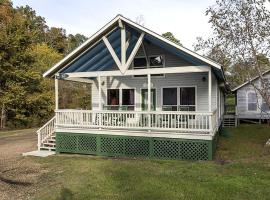 Spacious Lakeview Lodge & Cabin Combo with Fishing Pier Access near Zwolle, Louisiana, hotel a Zwolle