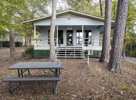 Spacious Lakeview Cabin with Fishing Pier Access Near Zwolle, Louisiana, hotel a Zwolle