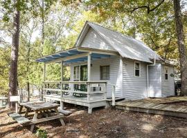 Charming Lakeside Cabin with Private Pond Access Near Zwolle, Louisiana, hotel a Zwolle