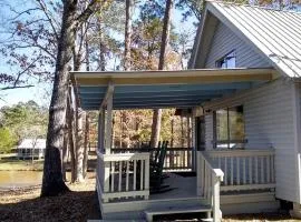 Cozy Pondfront Cabin with Outdoor BBQ & Fire Pit Near Zwolle, Louisiana