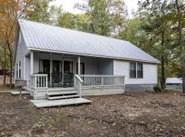 Spacious Cabin with Resort Amenities and Shared Outdoor Deck near Zwolle, Louisiana