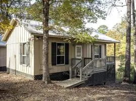 Charming Pondview Cabin with Resort Amenities near Zwolle, Louisiana