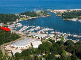 Stylish Lakefront Loft with Marina Views at Eldean Shipyard near Macatawa, Michigan, hotel v destinácii Macatawa