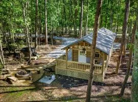 Peaceful Log Cabin Getaway with Hot Tub and Fire Pit in Mentone, Alabama