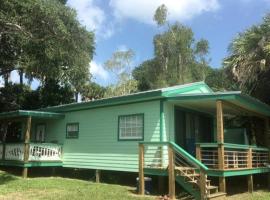 Beautiful Waterfront Cottage for a Peaceful Romantic Escape in Micco, Florida, viešbutis mieste Micco