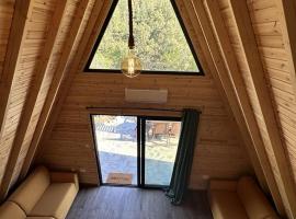 Cozy Mountain Cabin Hideaway for Slow Mornings and Valley Views in Limassol, Cyprus、Arakapasのホテル