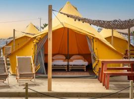 Romantic Glamping Retreat with Shaded Terrace & Sun Loungers in Faro District, Portugal, hotel i Faro