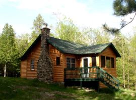 Rustic Cabin Retreat with Hot Tub and Mountain Views in Wilmington, New York, hotel sa Wilmington