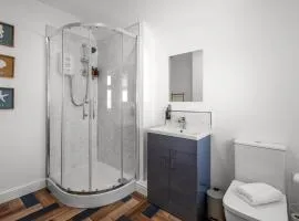 6 BR 3 Bath Spacious Tudor House & Free Parking