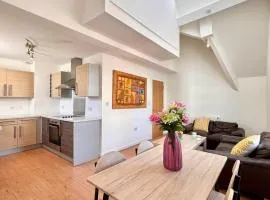 3-Bedroom Apartment - Sleeps 6 - High Speed WiFi - Liverpool City Centre