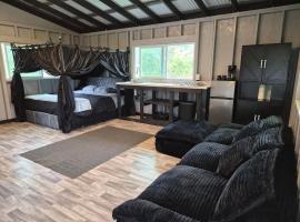 Private off grid jungle cabin with AC and WiFi – hotel w mieście Kurtistown