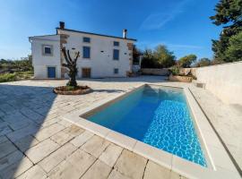 Villa Mare - Island Krk, traditional Stone house with pool โรงแรมในKras