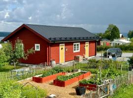 Cozy log cabin on a horse farm with lake views, hotel 