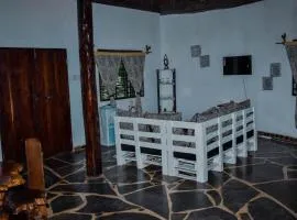 one bedroom cottage 10min walk to the beach