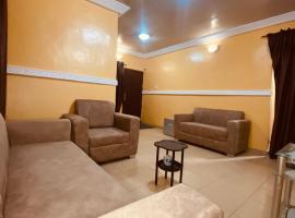 Executive 2BR at Redemption Camp, hotel en Loburo