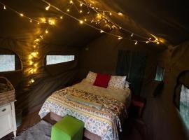 Boerperd Glamping Tent Lake View, khách sạn ở Ystervarkfontein