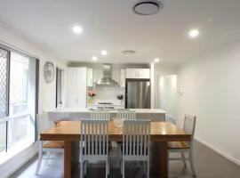 Family home near Theme Parks, hotelli kohteessa Pimpama