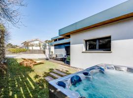 Villa contemporaine avec spa, océan & forêt à pied, מלון בלבן