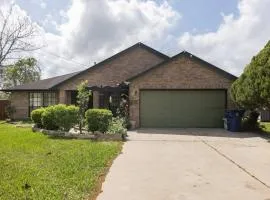 4BR House with Private Yard & BBQ Near NASA