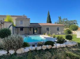 Villa provençale Elara avec piscine, hotel a Sarrians