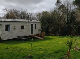 GLAMPING UNITS Choose Tiny House or the Cosy Static, hotel in Gweek