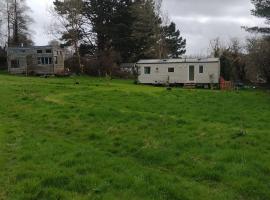 GLAMPING UNITS Choose Tiny House or the Cosy Static, מלון בGweek