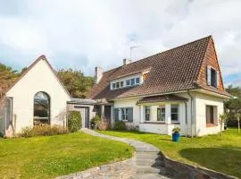Villa for 8 hot tub garden near beach & centre