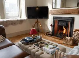 The Wee Alba - Luxury Central Pitlochry 2-Bed Flat with Cosy Fire