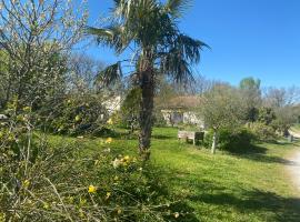 Maison avec patio dans un écrin de verdure proche de la montagne NOIRE – hotel w mieście Saix