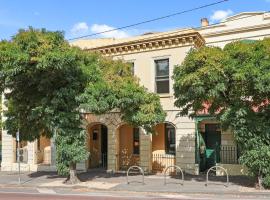 East Melbourne Terrace with 2 Free Parking - Close to MCG, hotel i Melbourne
