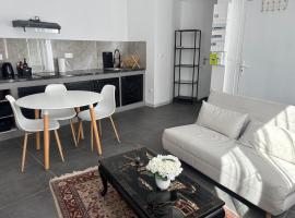 Rez-de-chaussée, jardin, 3 personnes, maison โรงแรมในSolesmes
