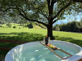 Glarner Spa I Private Sauna & Hot Tub & Alps View, hotell i Ennenda