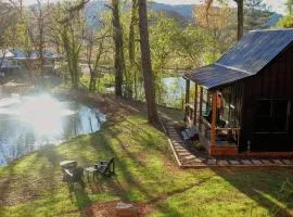Hidden Springs Cottage: Hot Tub & Spring Fed Pool