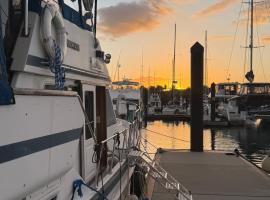 Classic boat sleeps up to 8 people, hotell i Key West