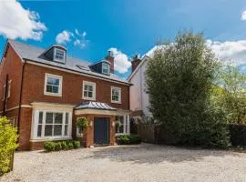 Large 6BR House near Goodwood Garden & Parking