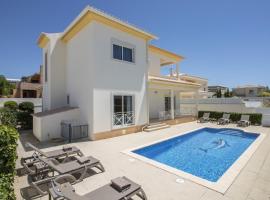 Villa Maresia by Algarve Holidays, Hotel in Galé
